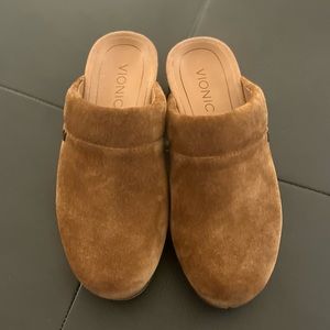 VIONIC brown clogs